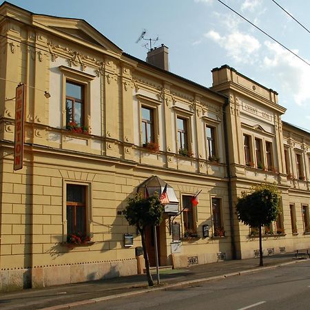 Penzion Cerny Kun Hradec Kralove Exterior photo