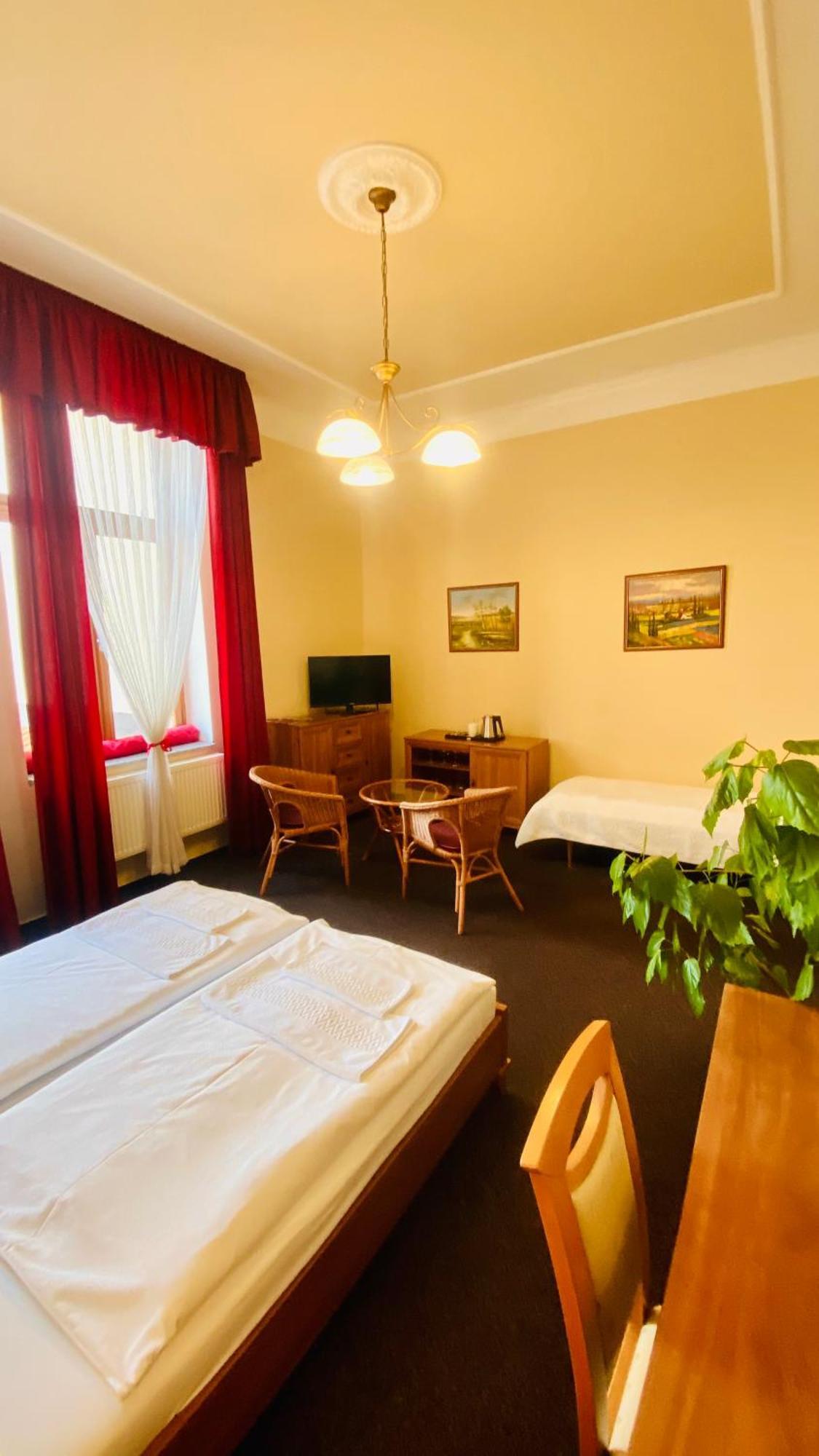 Penzion Cerny Kun Hradec Kralove Exterior photo