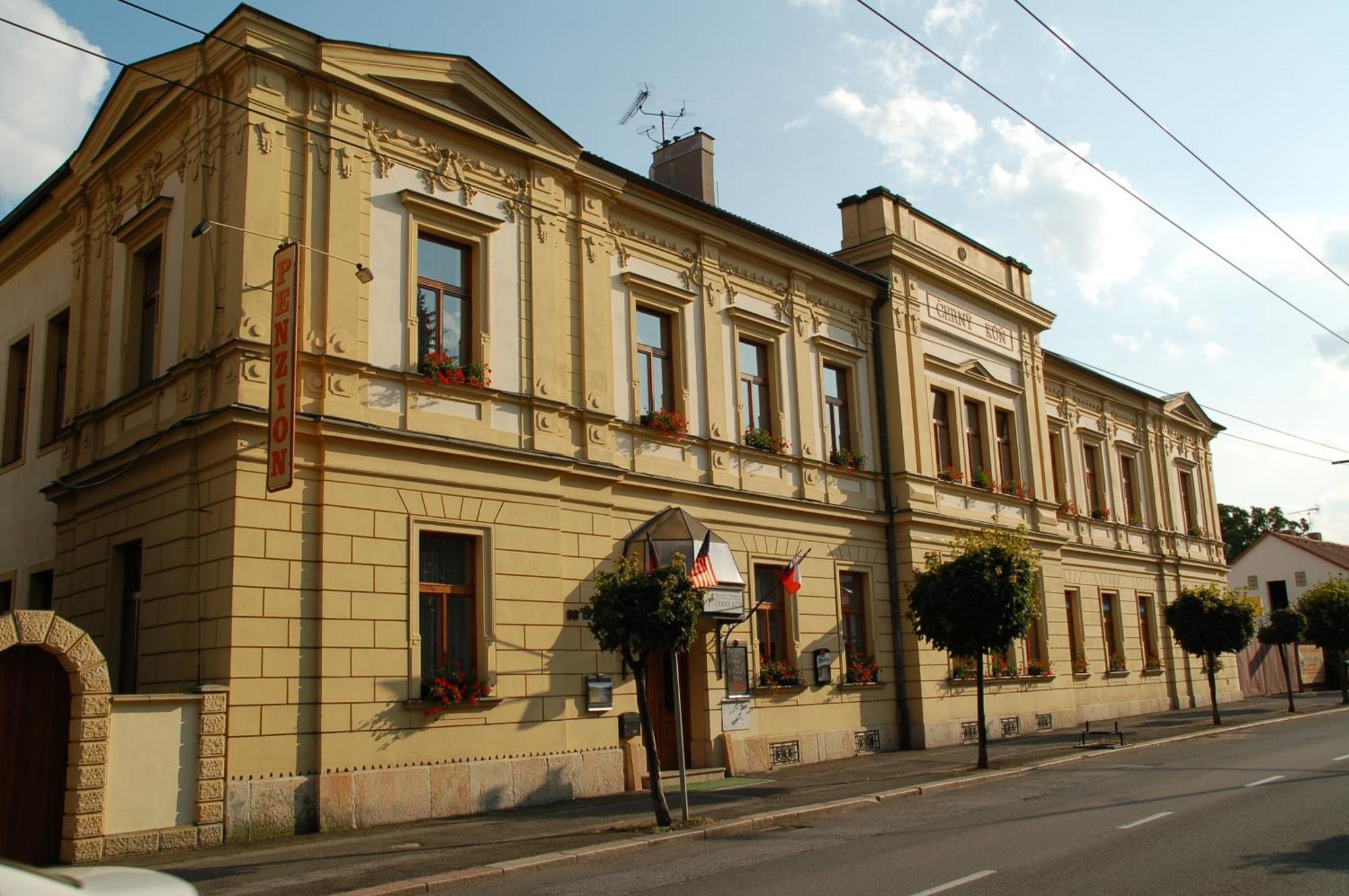 Penzion Cerny Kun Hradec Kralove Exterior photo