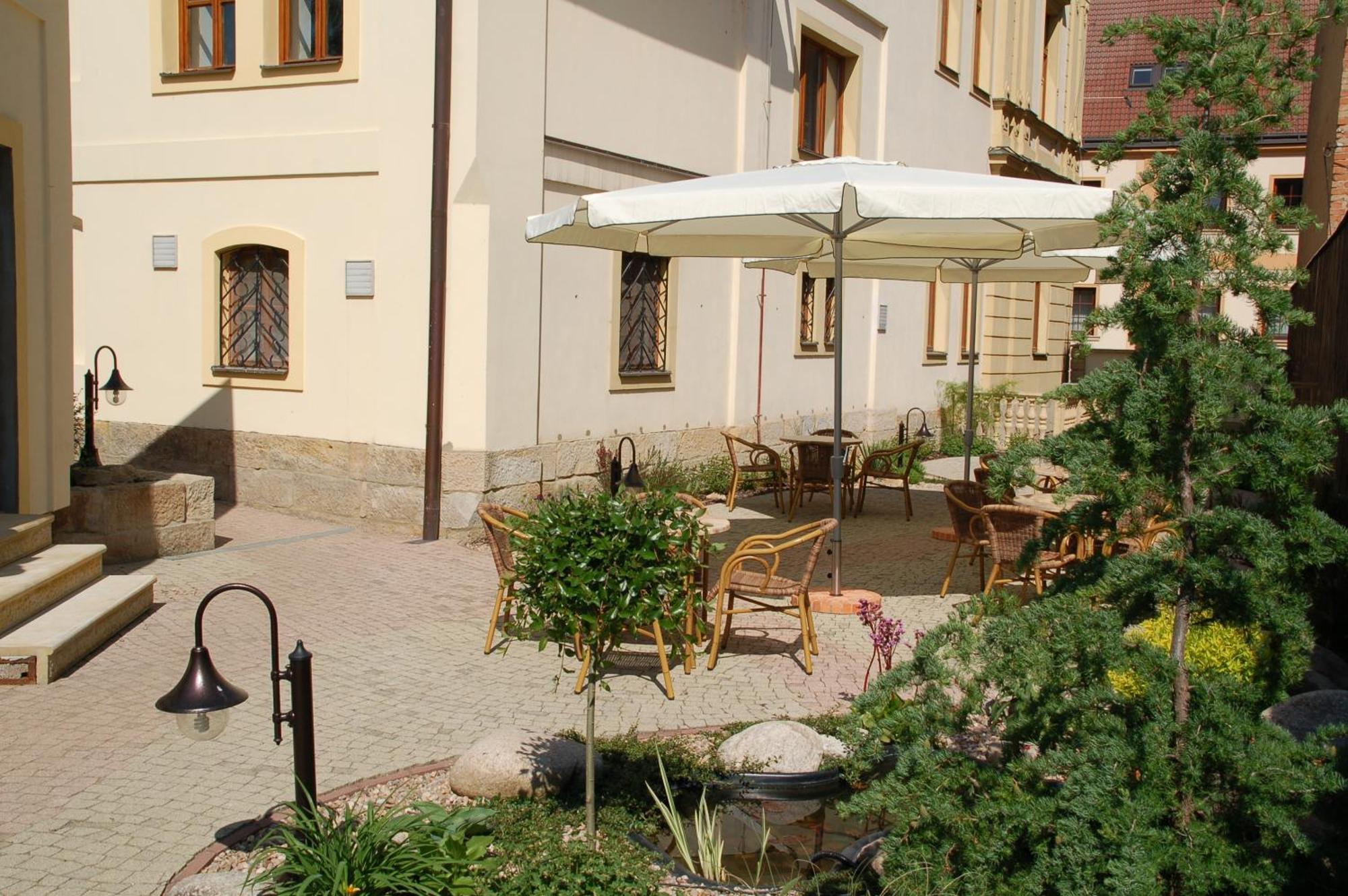 Penzion Cerny Kun Hradec Kralove Exterior photo